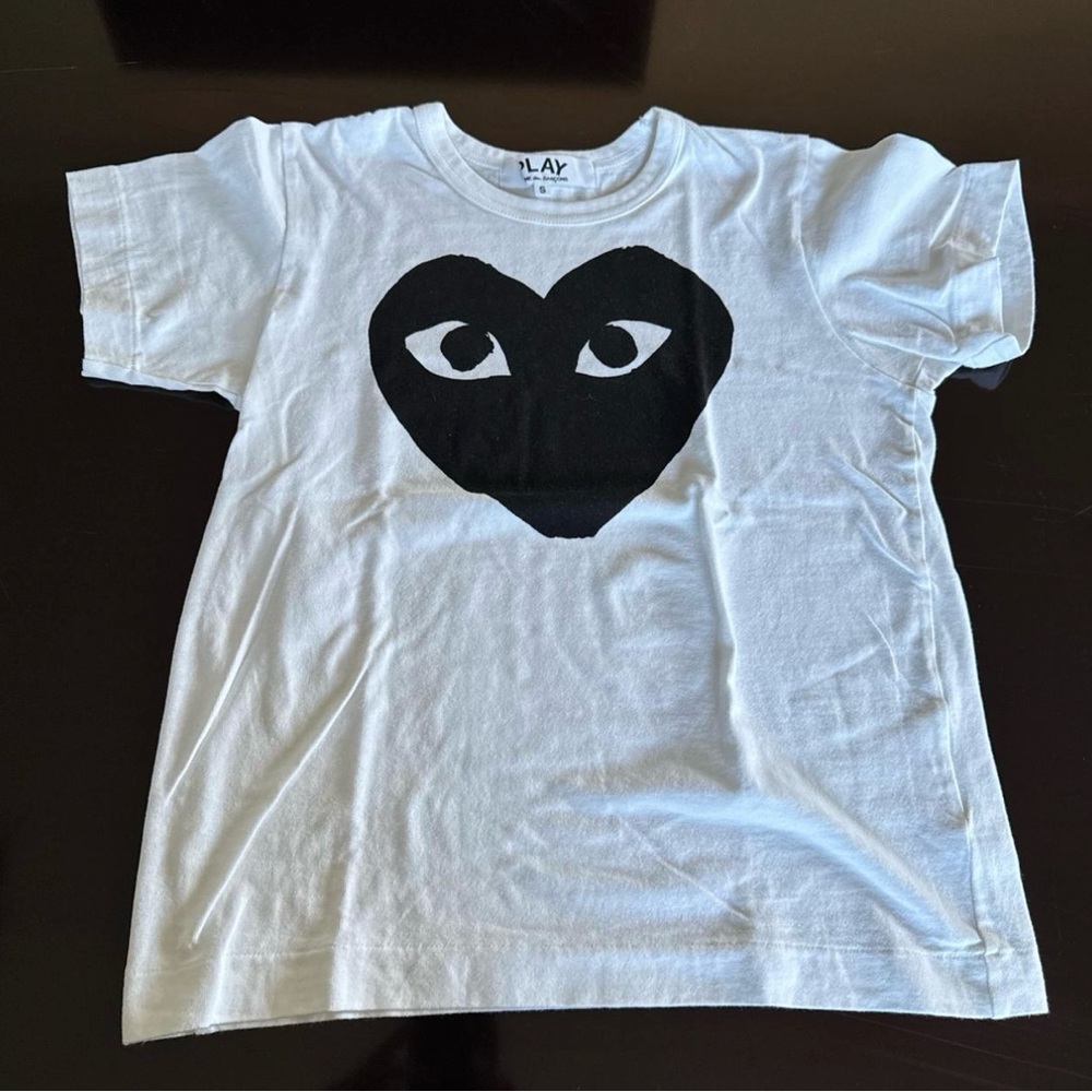 Comme de Garçon White T-Shirt with Black Heart Design